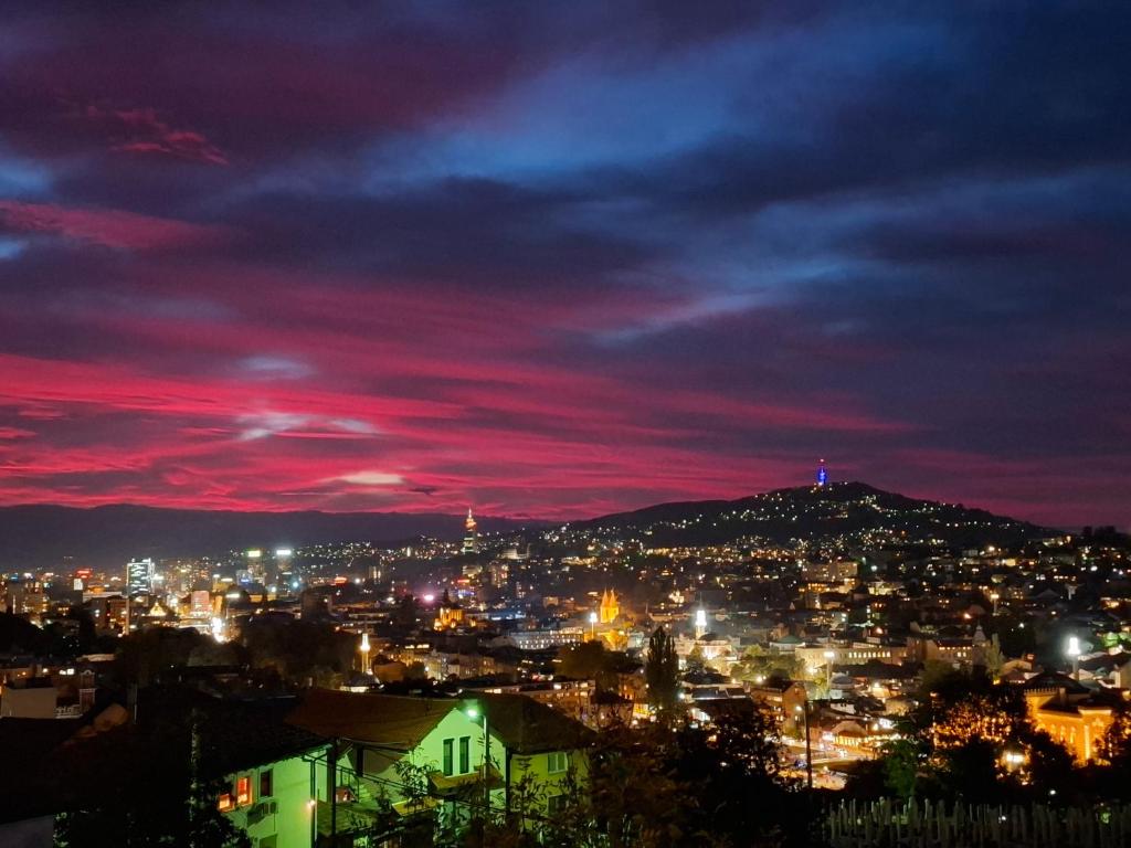 Linna Sarajevo üldine vaade või majutusasutusest Address Apartment Sarajevo pildistatud vaade