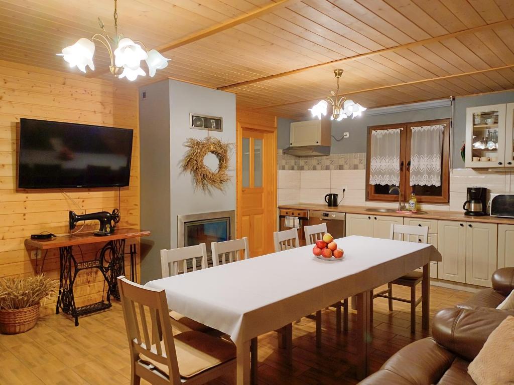 Televízia a/alebo spoločenská miestnosť v ubytovaní DOMKI U JOANNY