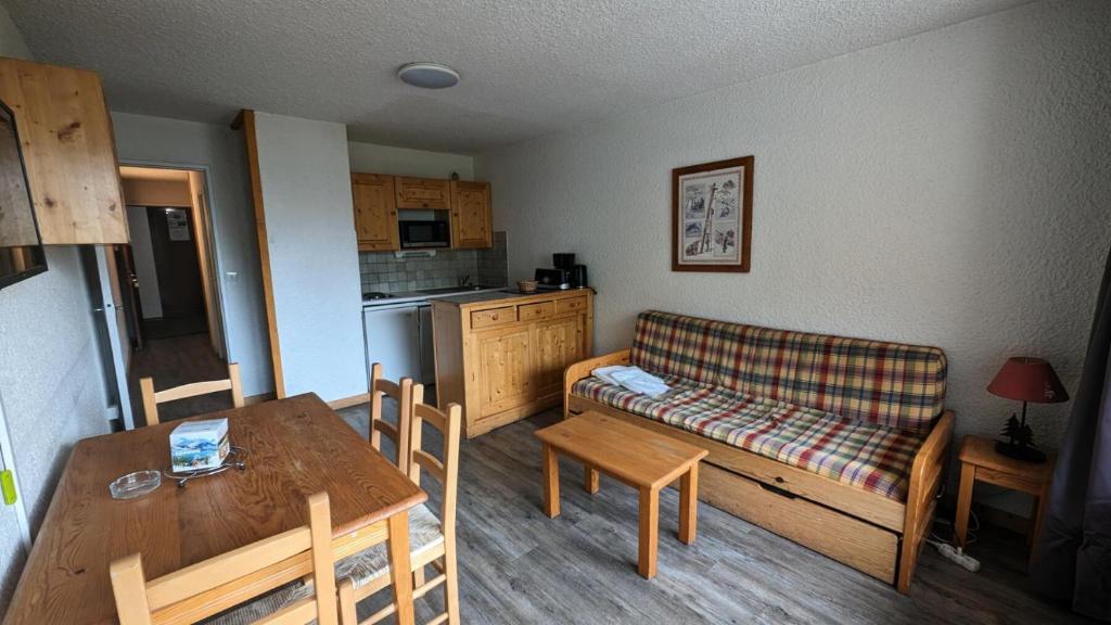 un salon avec un canapé et une table et une cuisine dans l'établissement Résidence Meijotel - Studio résidence Meijotel MAE-9381, à Vénosc