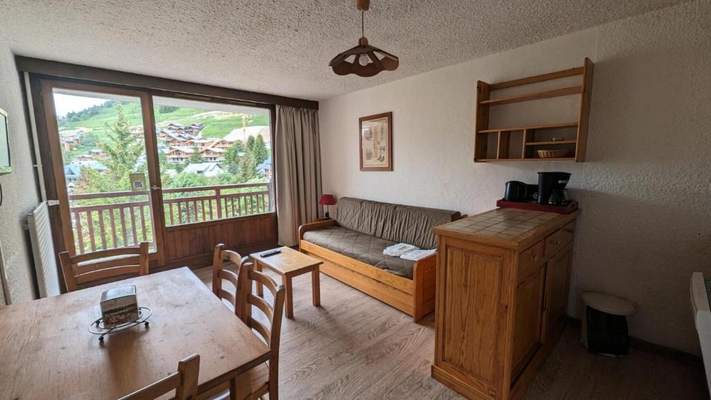 un salon avec un canapé et une table dans l'établissement Résidence Meijotel - Studio résidence Meijotel MAE-9511, à Vénosc