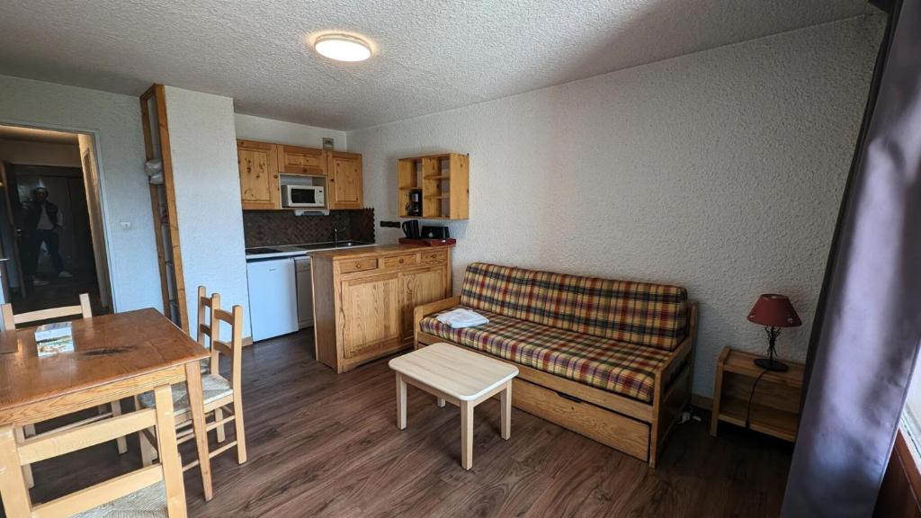 un salon avec un canapé et une cuisine dans l'établissement Résidence Meijotel - Studio résidence Meijotel MAE-9521, à Vénosc