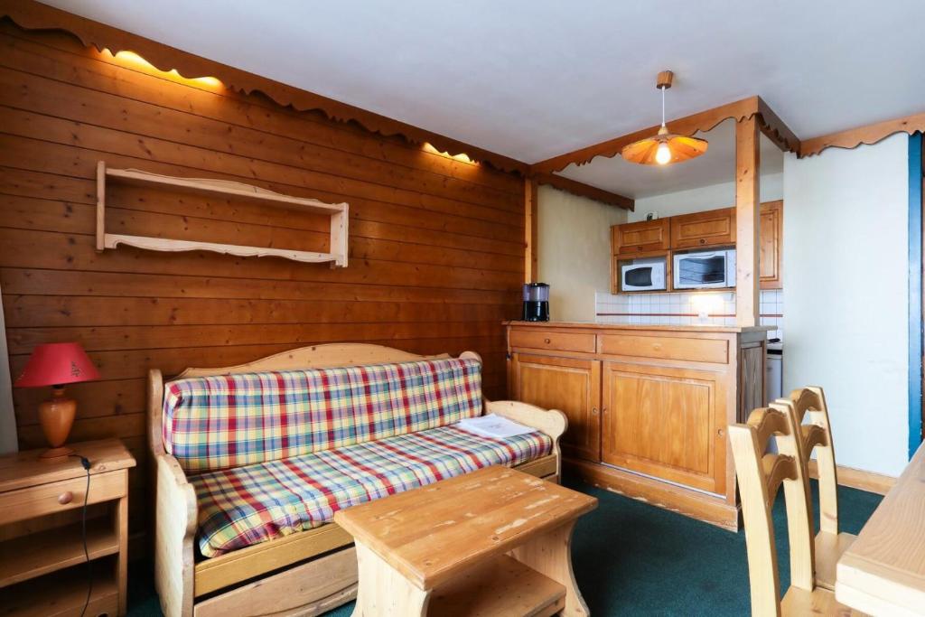 - une cuisine avec un banc et une table dans une pièce dans l'établissement Résidence Meijotel - Studio résidence Meijotel MAE-9741, à Vénosc