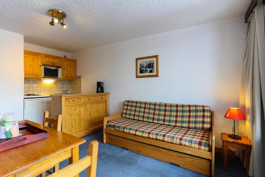 un salon avec un canapé et une table dans l'établissement Résidence Meijotel - Studio résidence Meijotel MAE-9781, à Vénosc