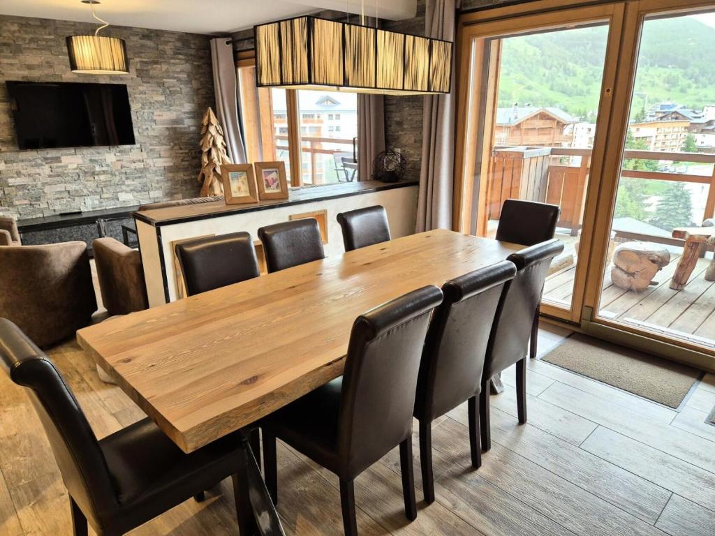 une salle à manger avec une table et des chaises en bois dans l'établissement La Residence - Appartement La Résidence MAE-9791, à Vénosc