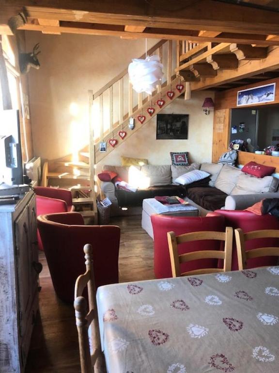un salon avec un canapé et une table dans l'établissement Chalet Du Valaisan - Appartement 4 pièces de 90m² pour 8/10 personnes MAE-2881, à Montvalezan