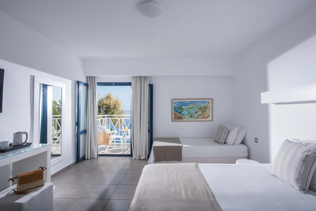 A bed or beds in a room at Peninsula Resort & Spa