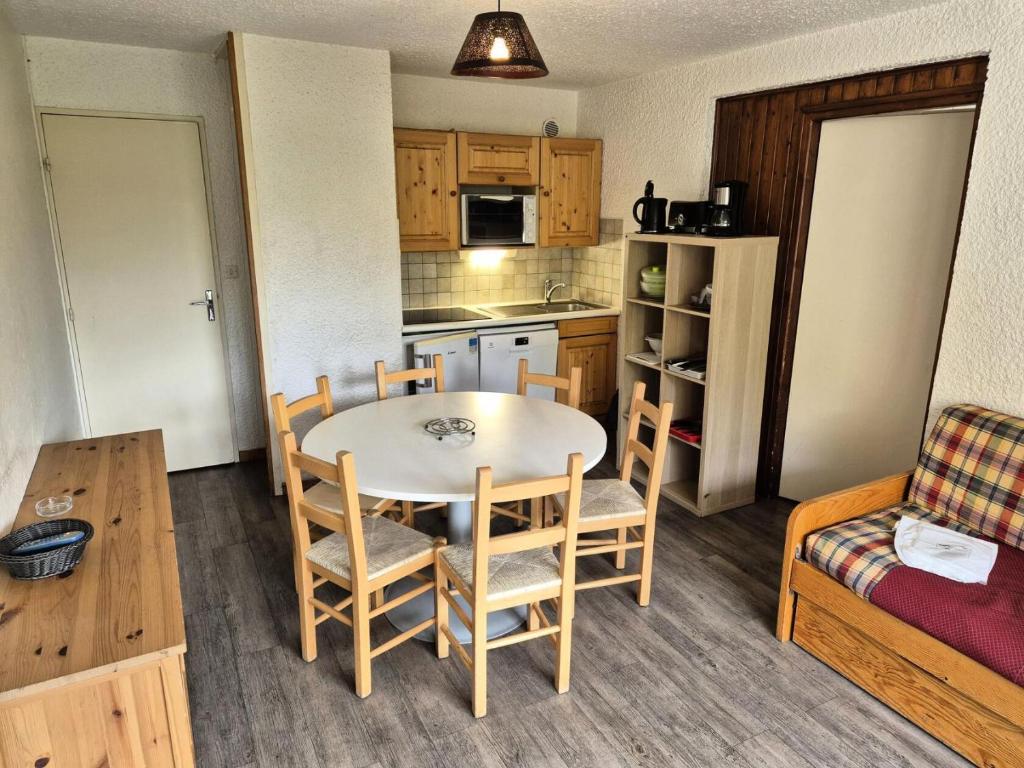 une cuisine et une salle à manger avec une table et des chaises dans l'établissement Résidence Meijotel - Studio résidence Meijotel MAE-9471, à Vénosc