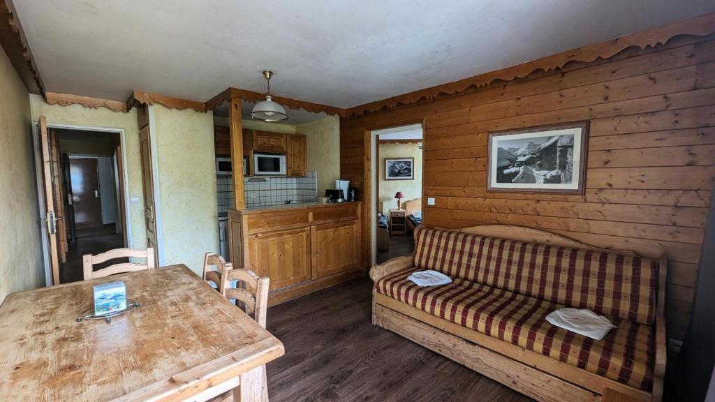 un salon avec un canapé et une table dans l'établissement Résidence Meijotel - 2 pièces coin montagne résidence Meijotel MAE-9361, à Vénosc
