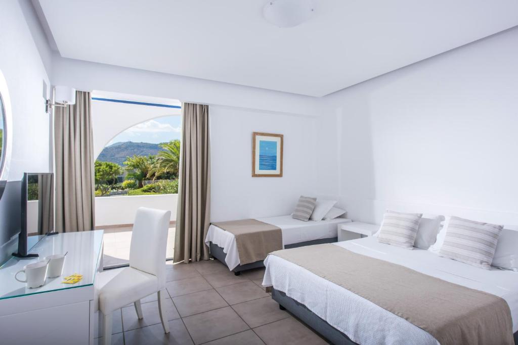 A bed or beds in a room at Peninsula Resort & Spa