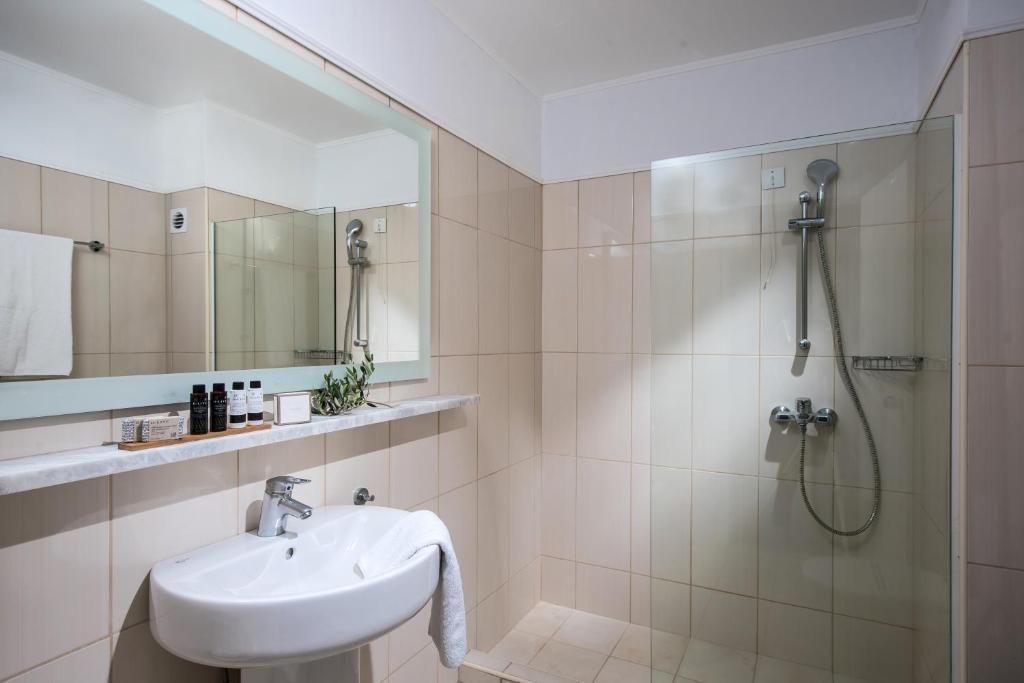 A bathroom at Peninsula Resort & Spa