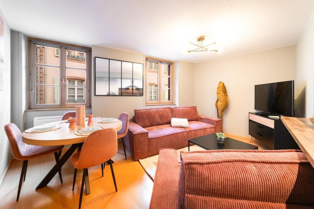 un salon avec un canapé et une table dans l'établissement Le Roi Lion Colmar Centre parking gratuit, à Colmar