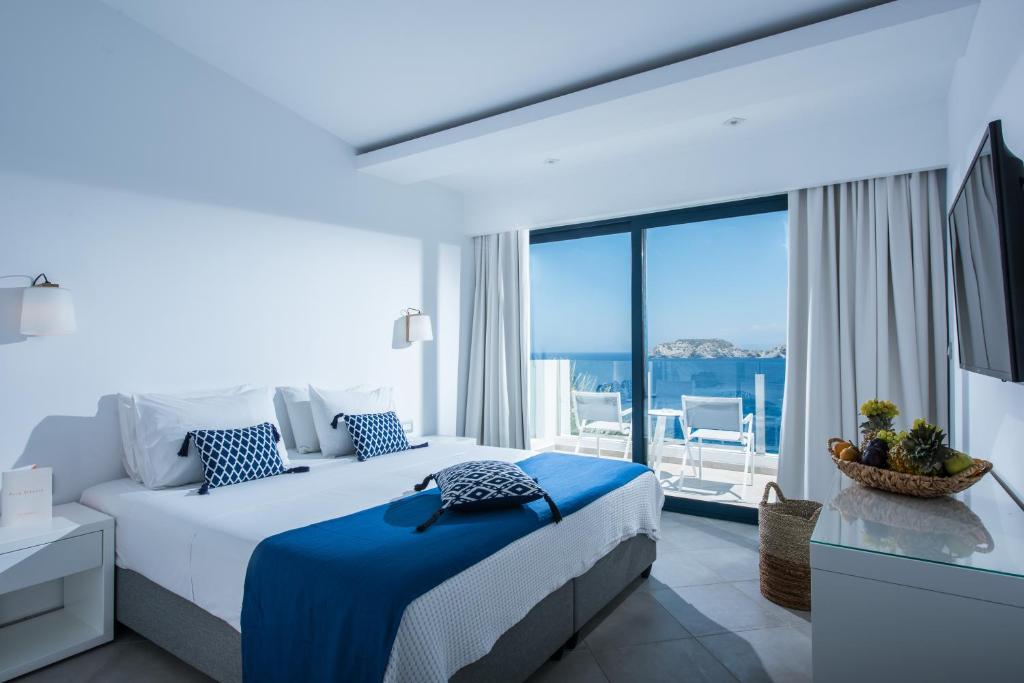 A bed or beds in a room at Peninsula Resort & Spa