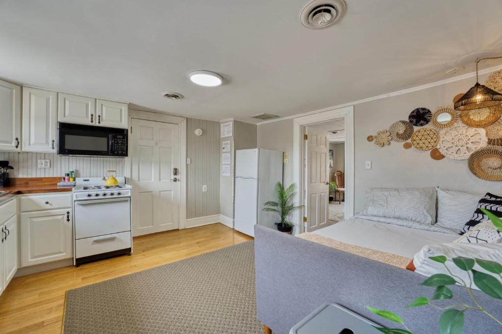 Capitol Hill 1 Bedroom Apartment with Free Parking photo