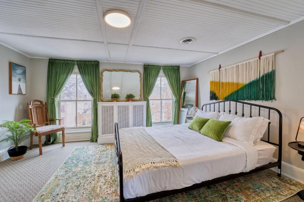 Capitol Hill 1 Bedroom Apartment with Free Parking photo