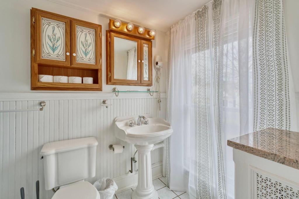 Capitol Hill 1 Bedroom Apartment with Free Parking photo