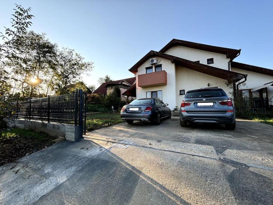 two cars parked in front of a house at Topaz Villa in Paleu
