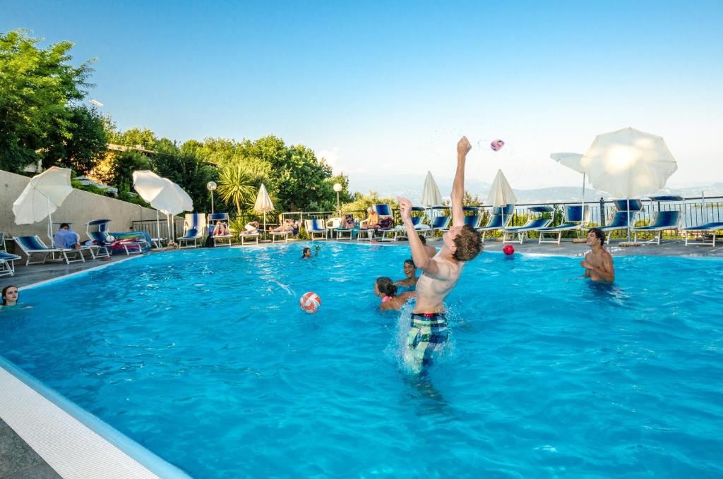 Bazén v ubytování Hotel Belvedere nebo v jeho okolí