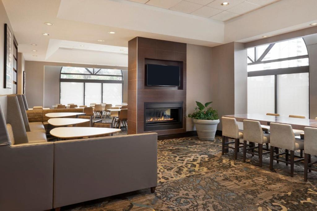 TV a/nebo společenská místnost v ubytování Residence Inn by Marriott London Canada