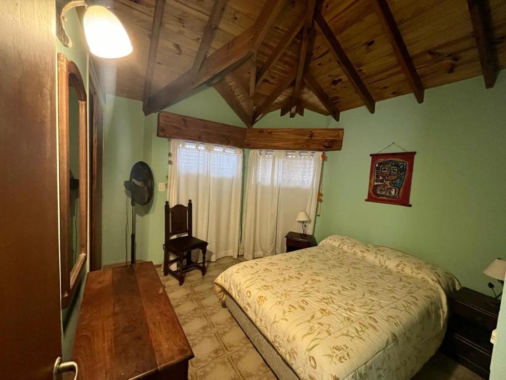 ein Schlafzimmer mit einem Bett und einer Holzdecke in der Unterkunft Duplex frente al Mar en Villa Gesell in Villa Gesell