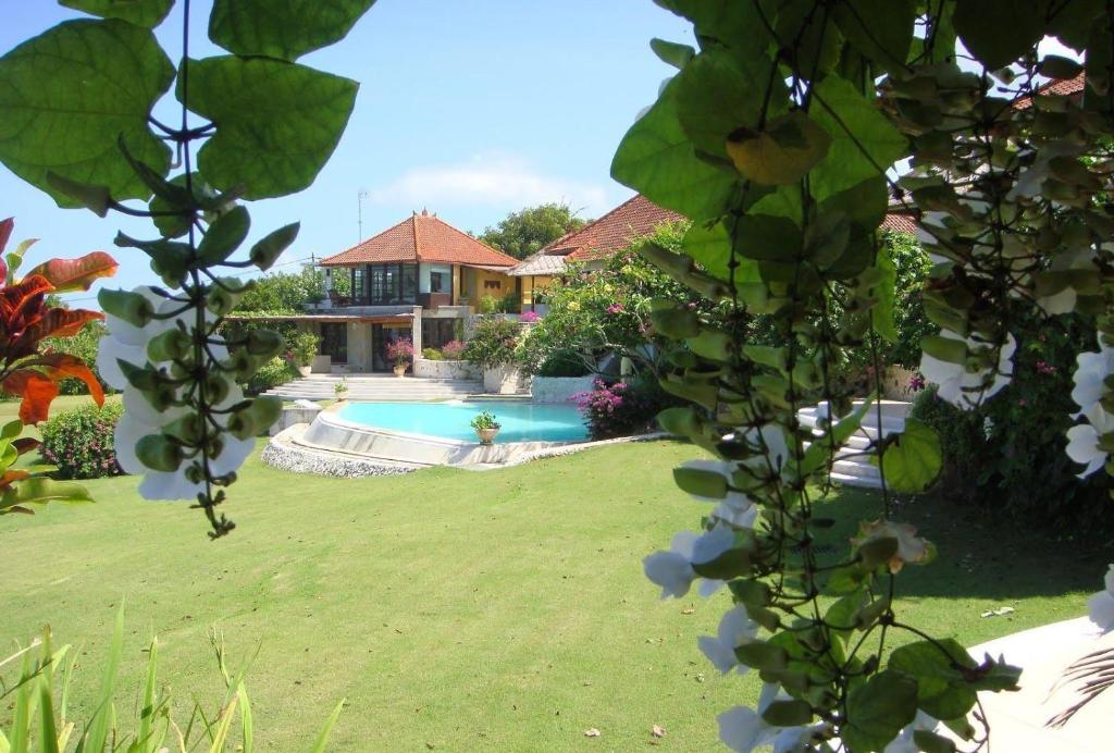 una casa con piscina en un patio en Bumi Ola Villa Pandawa, en Uluwatu
