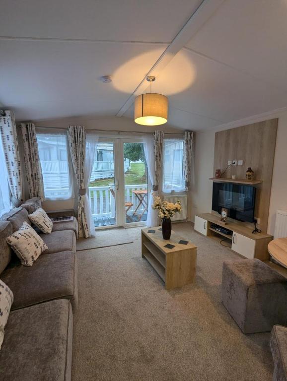 modern-and-spacious-holiday-home-at-award-winning-shorefield-country