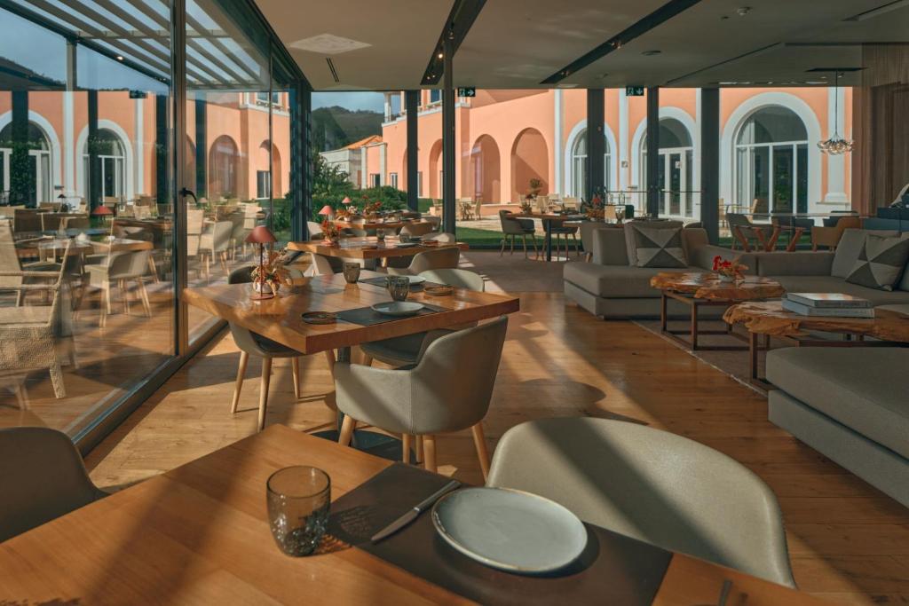 Um restaurante ou outro lugar para comer em Penha Longa Resort
