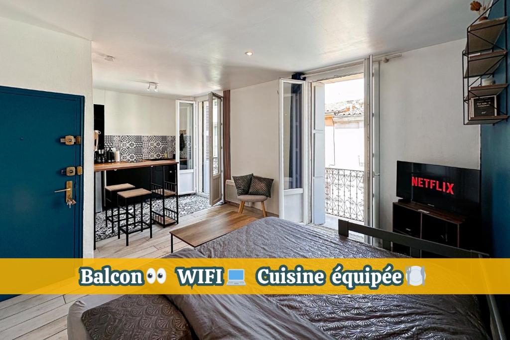 un salon avec un lit et une salle à manger dans l'établissement Appartement entier neuf avec balcon privé - Centre Montpellier, à Montpellier