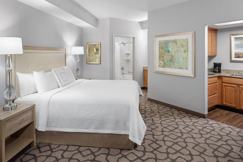 Postel nebo postele na pokoji v ubytování Residence Inn by Marriott West Orange