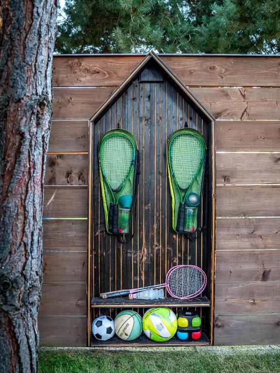 Tenis alebo squash v ubytovaní Nowoczesne Domki Sosnowa Przystań w Rozewiu z Jacuzzi alebo jeho okolí