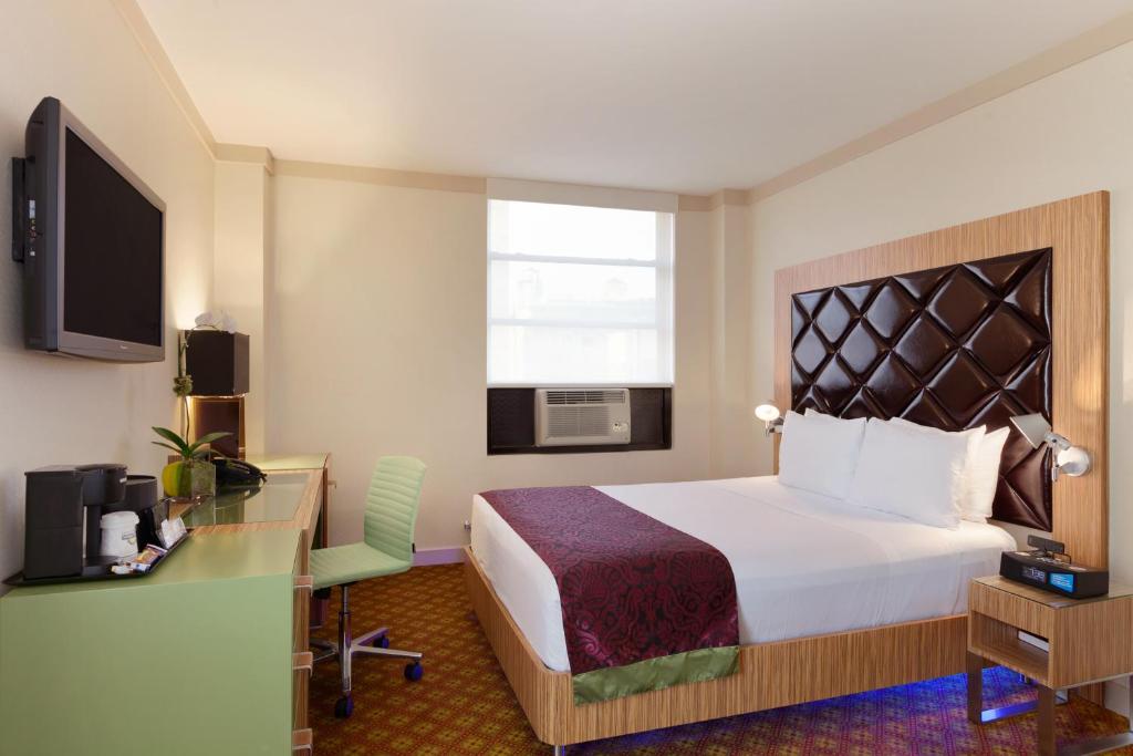 Night Hotel Broadway photo