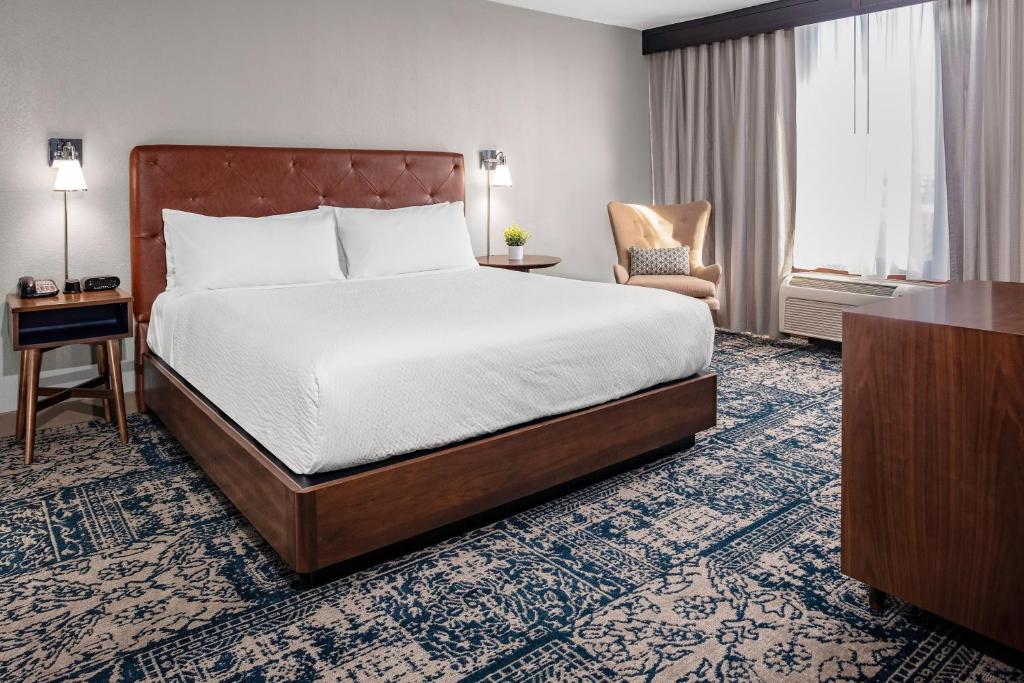 Postel nebo postele na pokoji v ubytování Four Points by Sheraton Memphis East