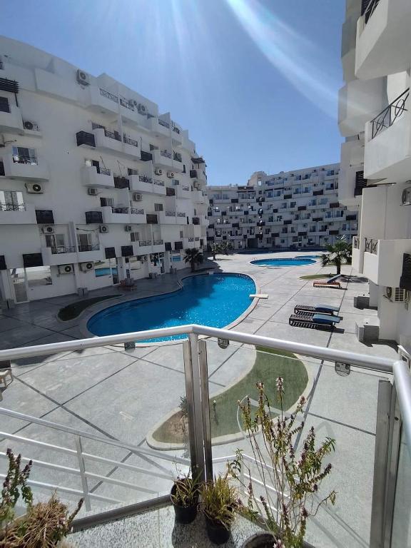 The swimming pool at or close to Tiba View