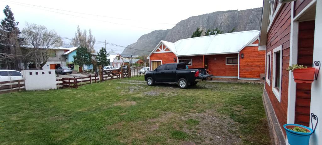 ein LKW, der auf einem Hof neben einem Haus parkt in der Unterkunft Aparts Casas Del Centro-El Chaltén in El Chalten
