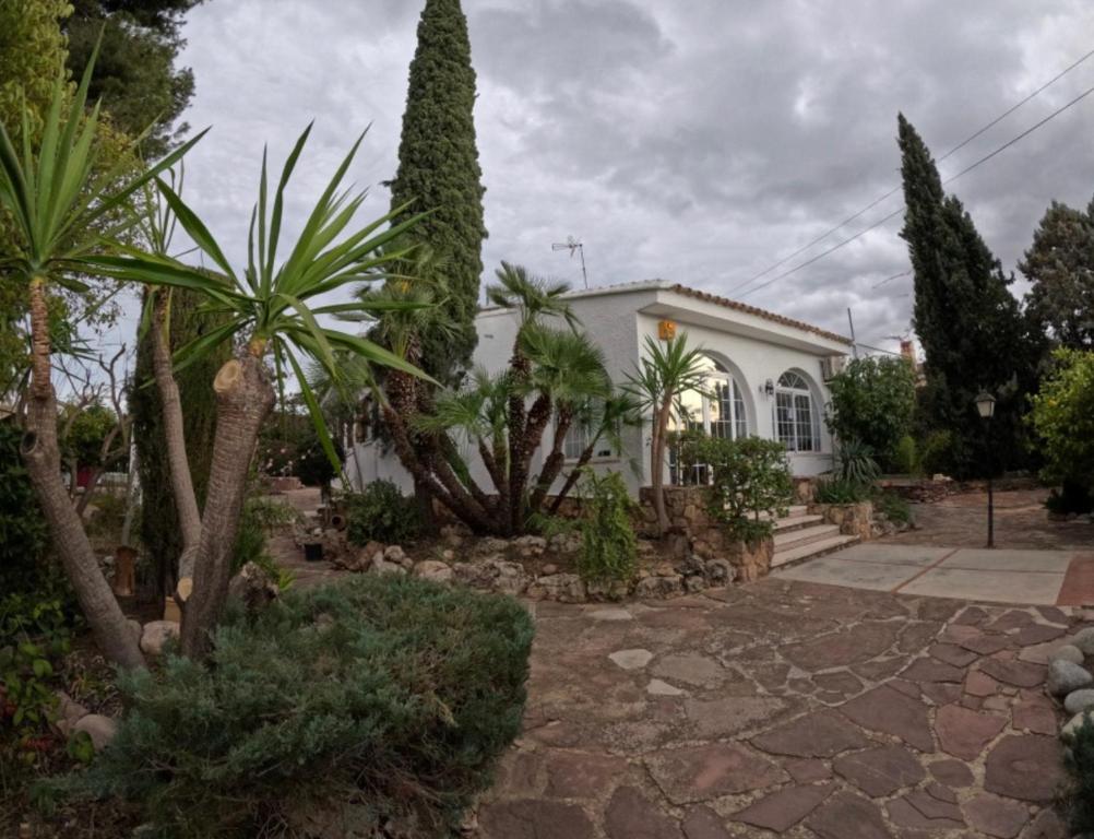 a house with trees and plants in front of it at Casa familiar en la maravillosa ciudad de L'Eliana con 3 habitaciones in La Eliana
