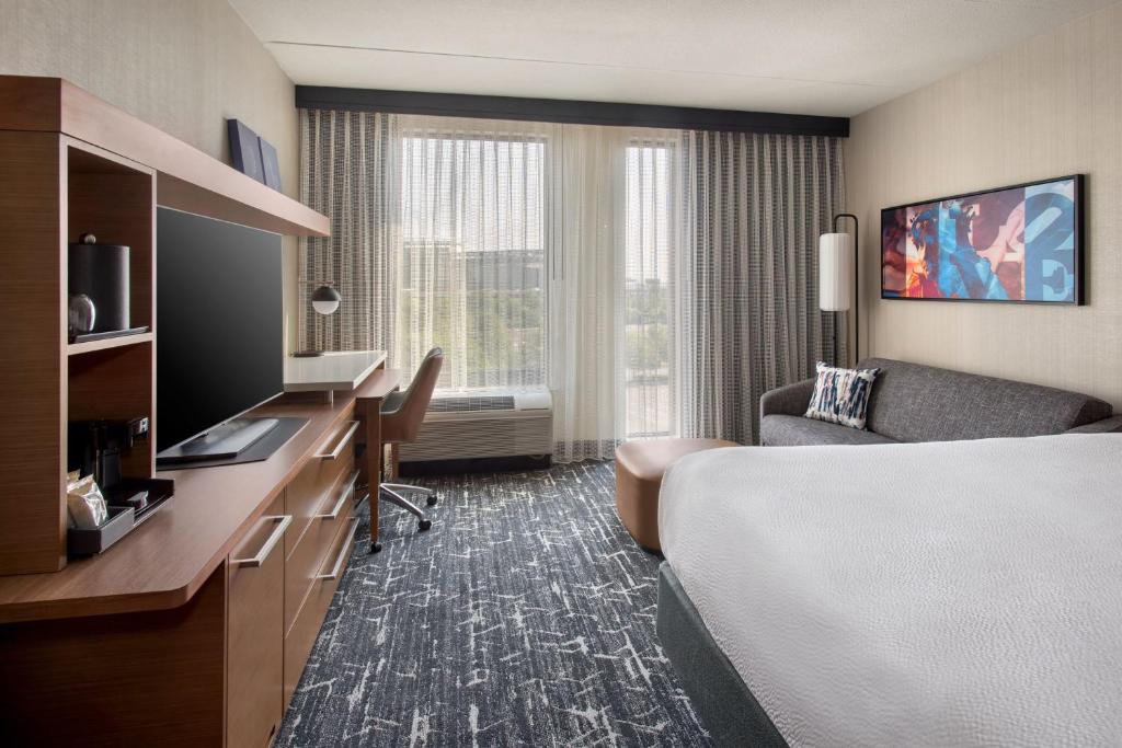 Courtyard by Marriott Philadelphia South at The Navy Yard - King Room Met Bankbed