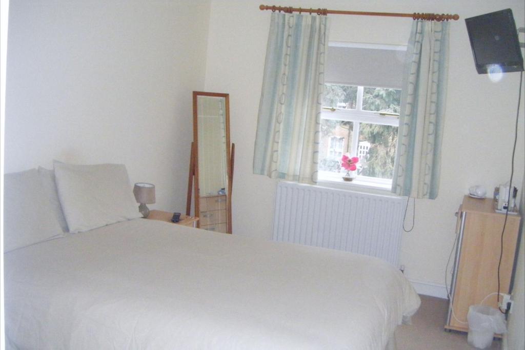 OYO The Watermans Arms Hersham - Standard Triple Room