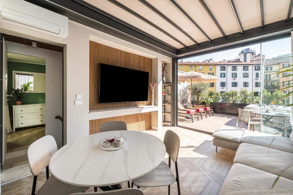 Modigliani Terrace Jacuzzi Golden House