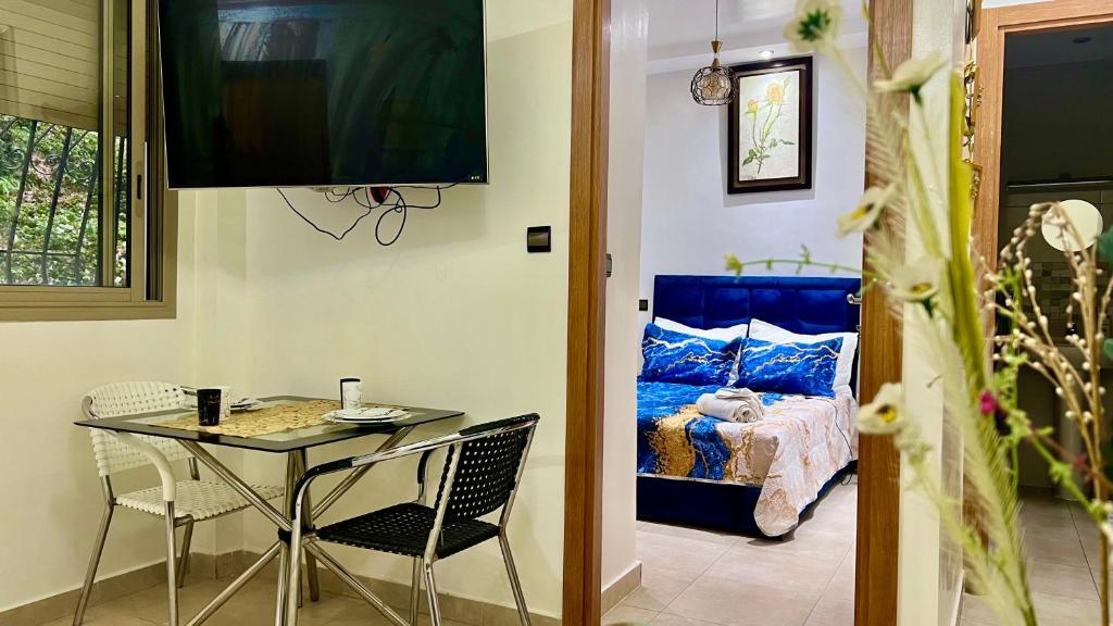 TV a/nebo společenská místnost v ubytování Appart Prestige au Centre de Rabat Luxe & Confort
