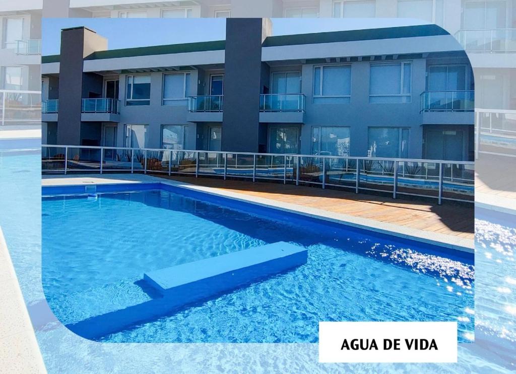una piscina frente a un edificio en Agua de Vida, en Chajarí