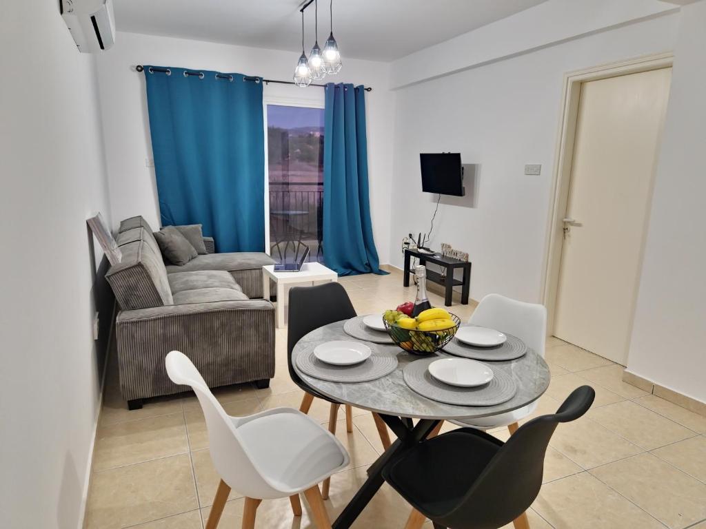 TV a/nebo společenská místnost v ubytování Superior Serenity apartment near Coral Bay