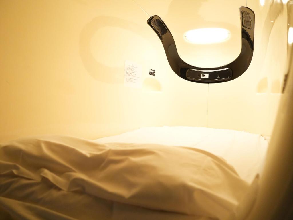 Postel nebo postele na pokoji v ubytování Rembrandt Cabin Shinjuku Shin-Okubo