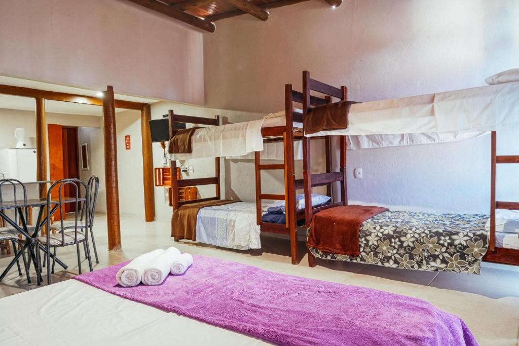 a room with two bunk beds with towels on a bed at Flats Paz in Itacaré