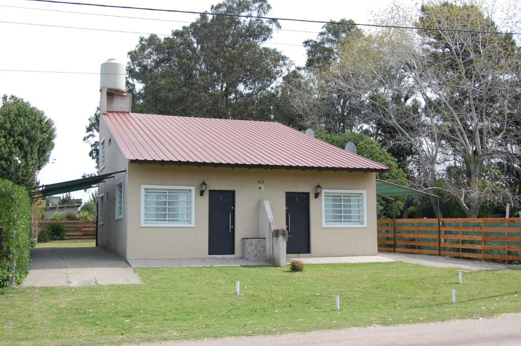 a small house with a red roof at Acantilados en Familia in Mar del Plata