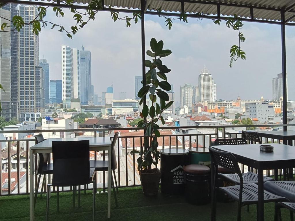 un ristorante con tavoli e sedie e vista sulla città di Multi 88 Syariah a Giacarta