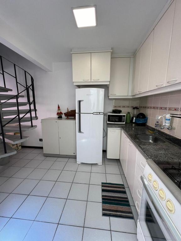 Kuchyň nebo kuchyňský kout v ubytování Triplex White em Caiobá-Matinhos-Pr a 200 mt do mar
