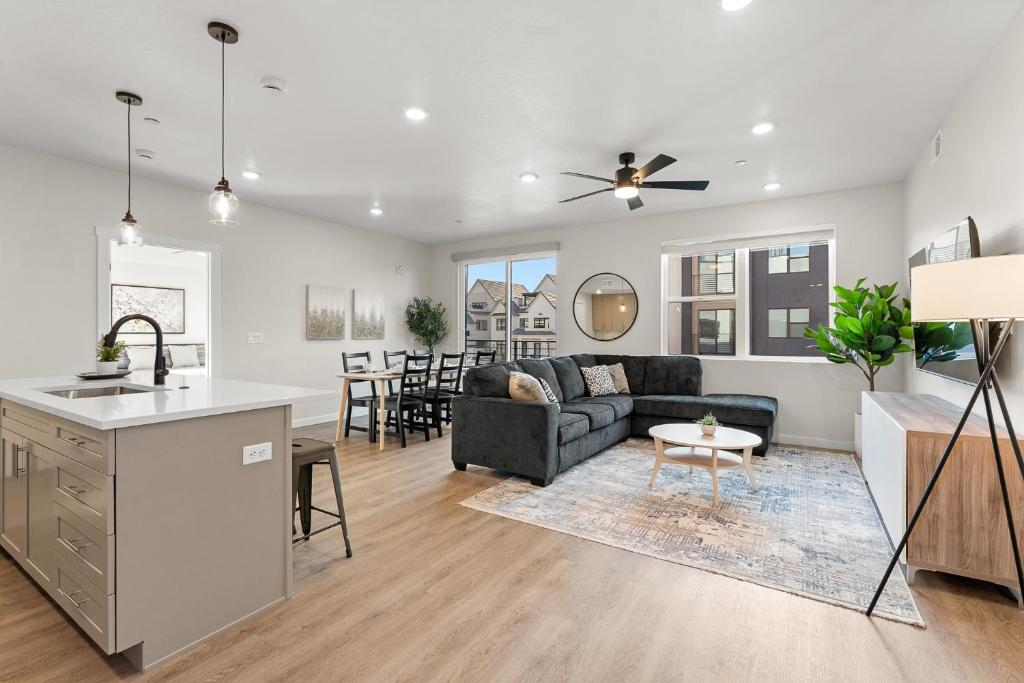 een keuken en woonkamer met een bank en een tafel bij Desert Sand Retreat condo in St. George
