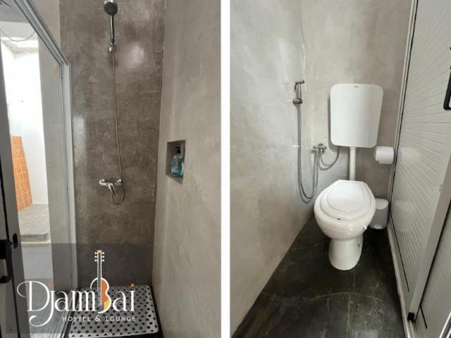 Koupelna v ubytování Hostel Djambai