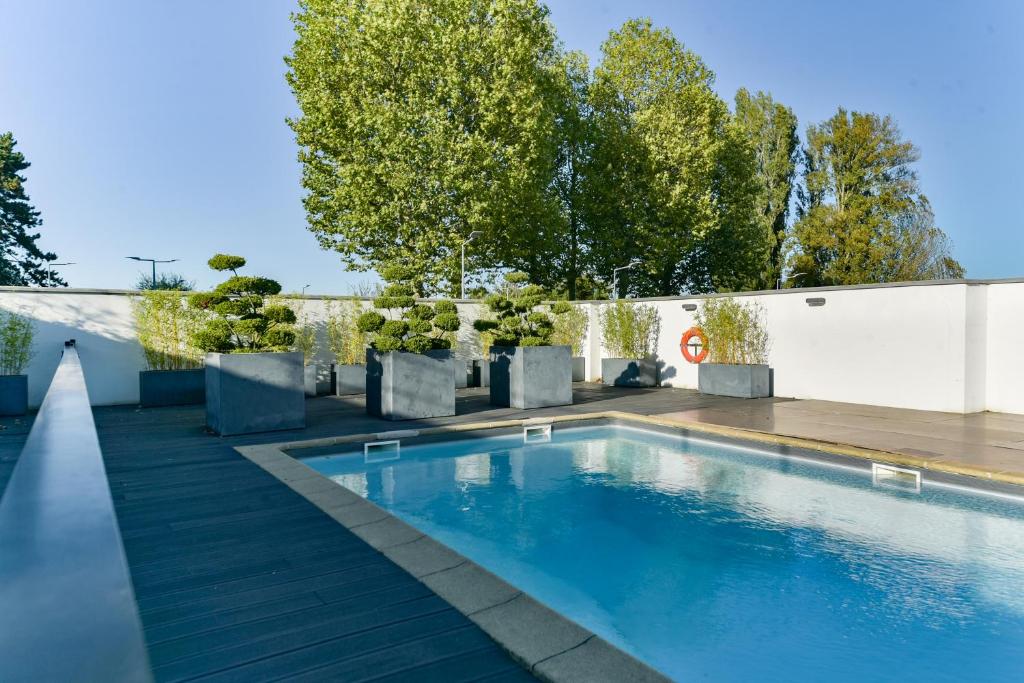 Bazén v ubytování Golden Tulip Roissy Saint Witz nebo v jeho okolí