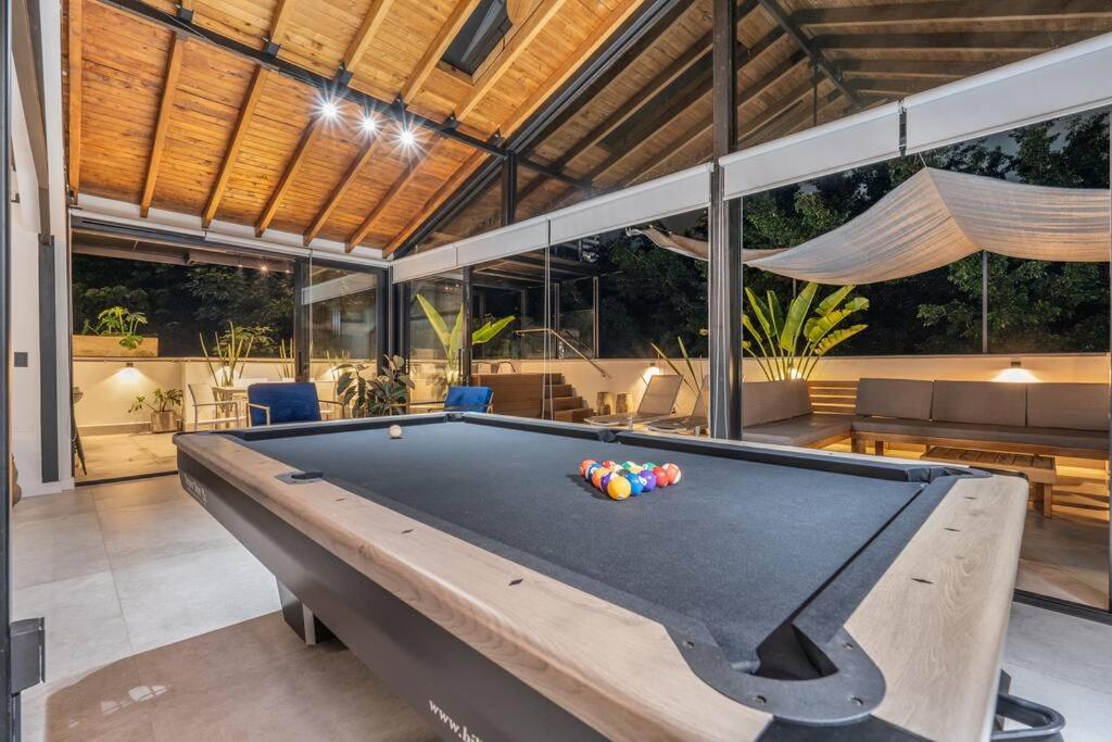 Biliár nebo kulečník v ubytování Private Sauna Jacuzzi Billiard Gym Luxury Retreat
