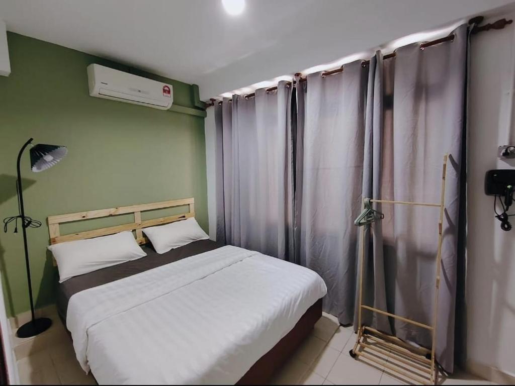 Postel nebo postele na pokoji v ubytování Suite Us Guesthouse Kubang Kerian